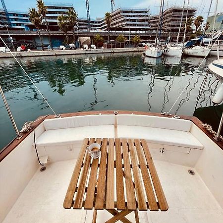 Stylish 80'S Fishing Boat Hotel Sant Adria de Besos Exterior photo